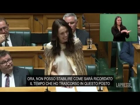 Ex premier Jacinda Ardern saluta in lacrime il parlamento neozelandese: «Potete essere tutto ciò…