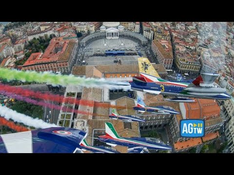 Le Frecce Tricolori sorvolano Napoli, le riprese da uno aereo della pattuglia acrobatica