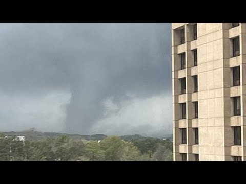 Tornado attraversa la città di Little Rock in Arkansas: il vortice grigio che si muove e il…