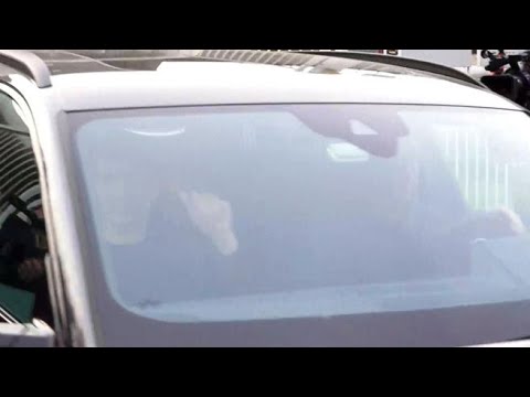 Berlusconi ricoverato, il figlio Luigi lascia l’ospedale e alza il pollice verso i cronisti