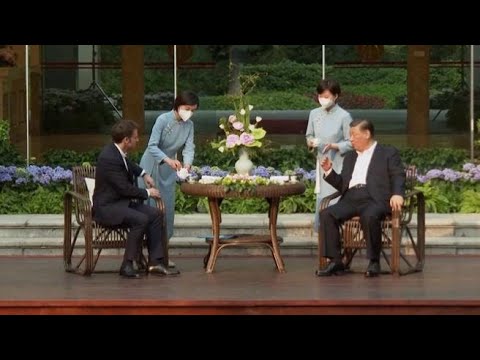 Cina, Xi e Macron prendono il tè durante un incontro informale