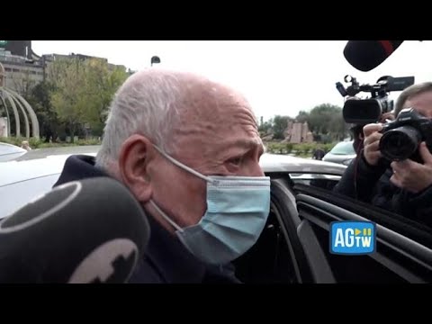 Confalonieri, la sfuriata ai cronisti: «Ho detto che Berlusconi sta bene, non rompete i c…»