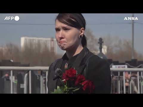 Mosca, in centinaia al funerale del blogger russo Tatarsky
