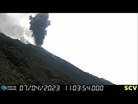 Tre forti esplosioni a Stromboli: un «evento fuori dall’ordinario» alle Eolie