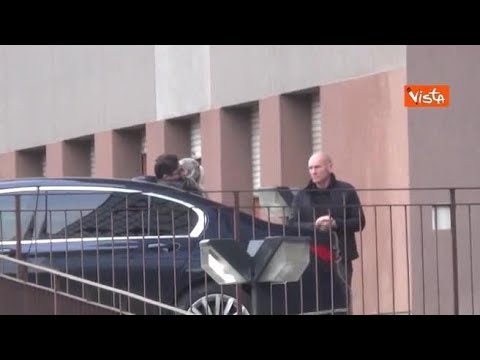 L’abbraccio tra Marina, Piersilvio e Barbara Berlusconi all’uscita dal San Raffaele