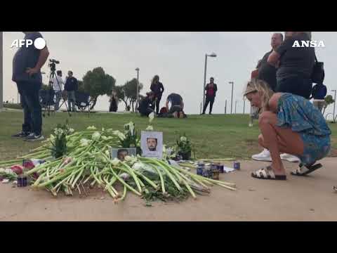 Attentato Tel Aviv, fiori e candele per la vittima italiana