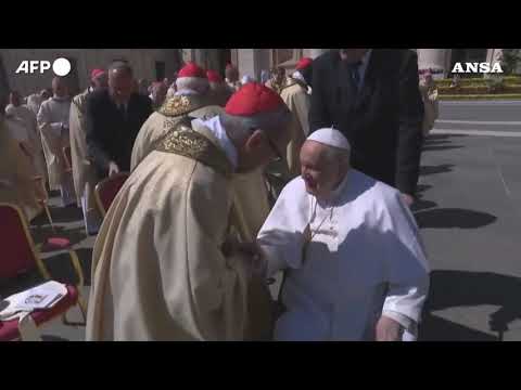 Pasqua, Papa Francesco saluta i fedeli dopo la messa a San Pietro