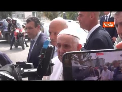 Papa Francesco lascia l’ospedale e ai giornalisti confida: «Non ho avuto paura»