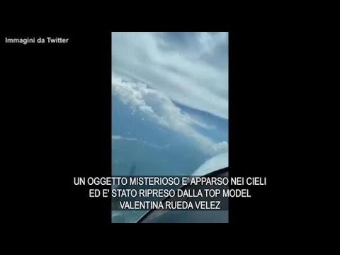 La top model e l’oggetto misterioso filmato nei cieli: «Quando sei in volo e vedi gli alieni»