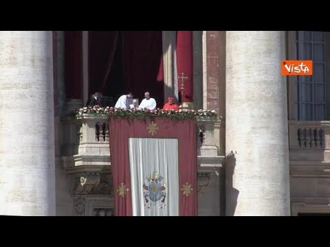 Papa Francesco, la benedizione Urbi et Orbi: «Buona Pasqua a tutti, con la gioia nel cuore»