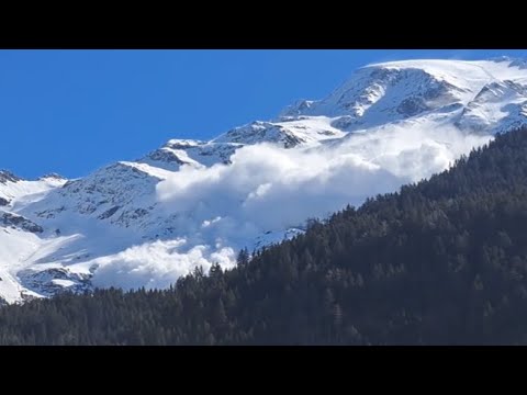 Alpi francesi, si stacca un pezzo del ghiacciaio dell’Armancette: il video della valanga