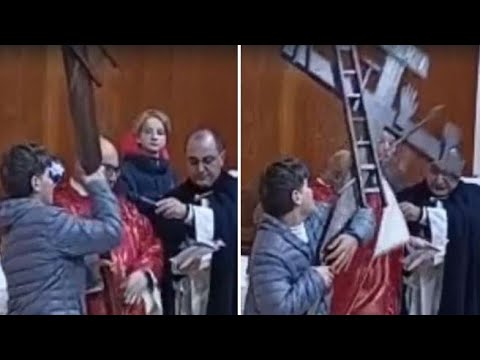 Il chierichetto fa cadere la croce in testa al prete durante la messa del Venerdì Santo