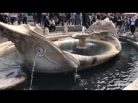 Gli attivisti di Ultima Generazione imbrattano la fontana di Piazza di Spagna: vernice nera…