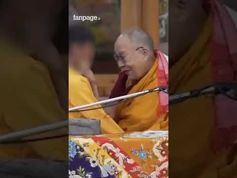 “Succhiami la lingua”: il video della richiesta del Dalai Lama ad un bambino #shorts