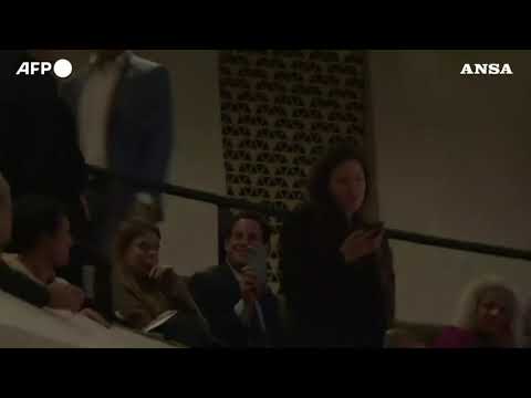 Olanda, Macron interrotto da manifestanti durante il suo discorso sull’Europa