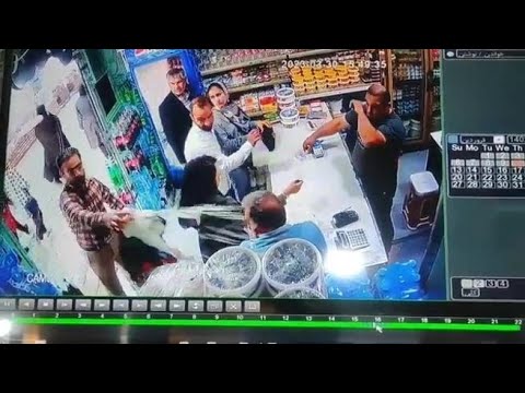 Iran, tira dello yogurt in testa a due donne perché non hanno il velo: un altro uomo lo caccia…