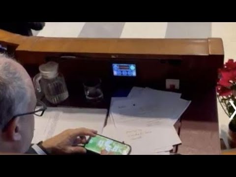 Roma, il sindaco Gualtieri filmato mentre gioca a carte sul cellulare durante il Consiglio…