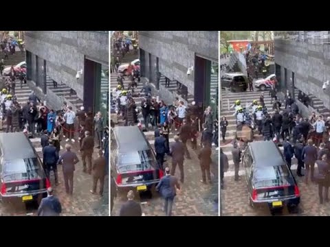 Manifestante corre verso Macron ad Amsterdam, la polizia lo placca in tempo