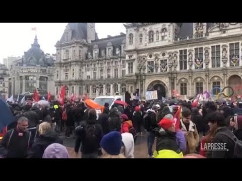 Francia in piazza contro la riforma delle pensioni, manifestanti davanti all’Hotel de Ville a…