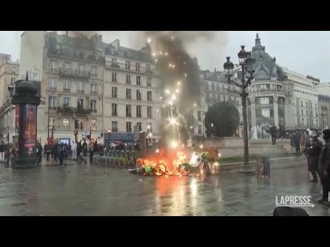 Tensioni e scontri a Parigi: la capitale nel caos dopo il via libero alla riforma delle pensioni
