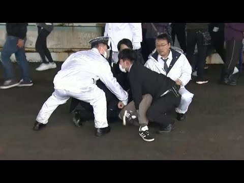 Esplosione durante un comizio del premier giapponese Kishida: sospettato immobilizzato a terra