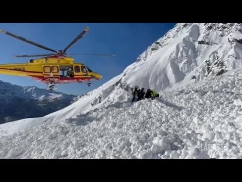 Val d’Aosta, individuati due corpi sotto valanga: le immagini dei soccorsi