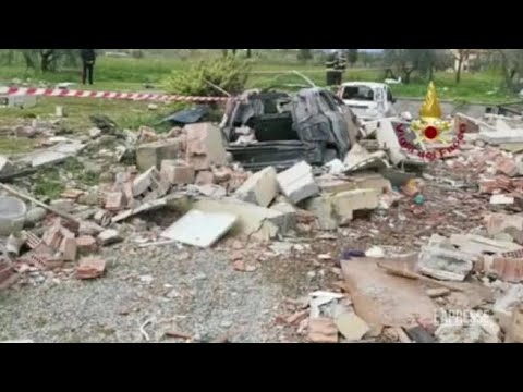 Lucca, i vigili del fuoco tra le macerie della palazzina esplosa