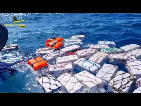 La cocaina  imballata in 70 colli galleggianti sul mare, maxi sequestro a Catania