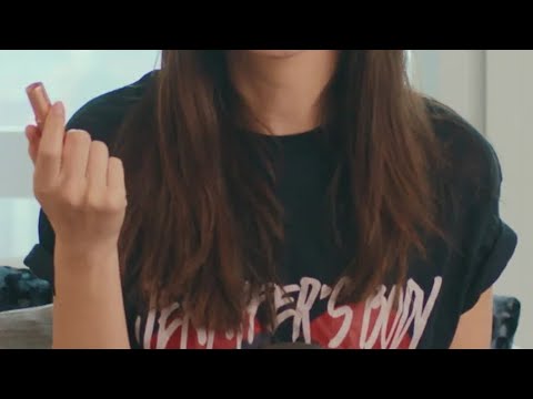 #EmRata rivela cosa custodisce nella sua borsa