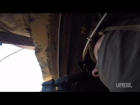 La battaglia senza fine di Bakhmut. Così i soldati ucraini continuano a combattere: il video…