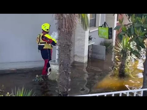 A Conselice volontari e vigili del fuoco portano i viveri porta a porta a chi è ancora bloccato…