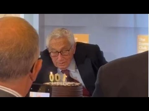 Kissinger compie 100 anni: il momento in cui spegne le candeline
