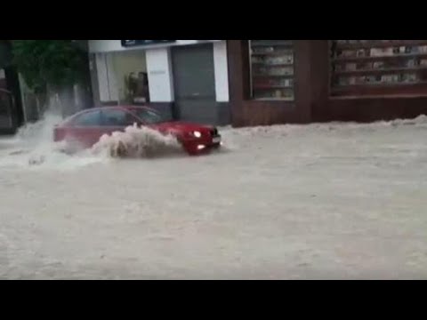 Alluvioni in Spagna, l’automobilista viene trascinato via dalla furia dell’acqua