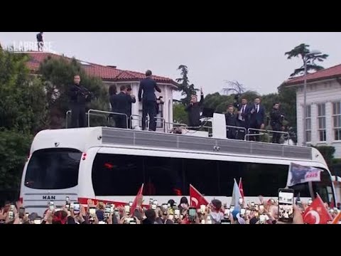 In Turchia Erdogan rieletto presidente festeggia su un bus scoperto