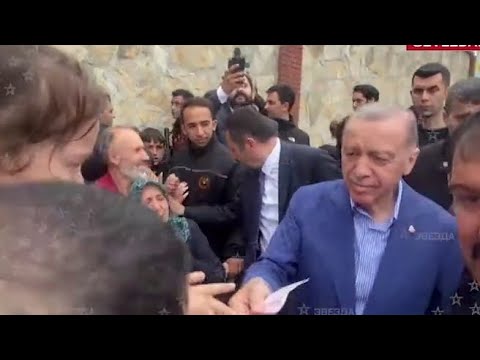 Erdogan regala i soldi agli elettori a Istanbul nel giorno del ballottaggio