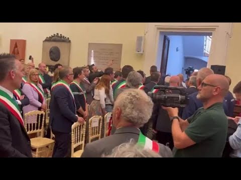 I sindaci dei paesi alluvionati cantano «Romagna Mia» a Mattarella
