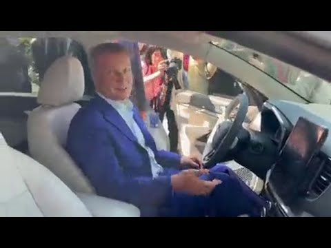 Presentano la nuova Lada di lusso «made in Russia», ma l’auto non si accende