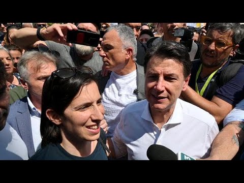 Corteo M5S a Roma, l’incontro tra Conte e Schlein in piazza