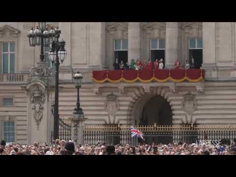 Trooping The Colour: Re Carlo III si affaccia al balcone a Buckingham Palace