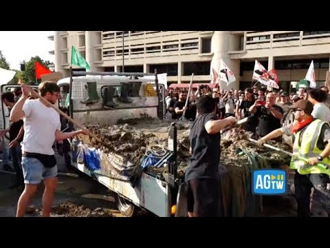 Bologna, camionata di fango sotto la Regione Emilia-Romagna