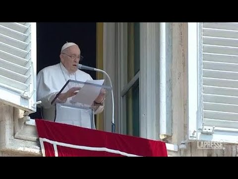 Migranti, Papa Francesco durante l’Angelus prega per il naufragio: «Sembra che il mare era calmo»