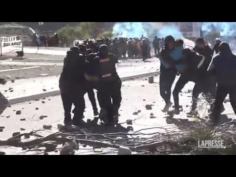In Argentina scatta il divieto di bloccare le strade durante le proteste, duri scontri tra…