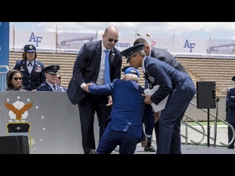 Il video della caduta di Biden, in Colorado