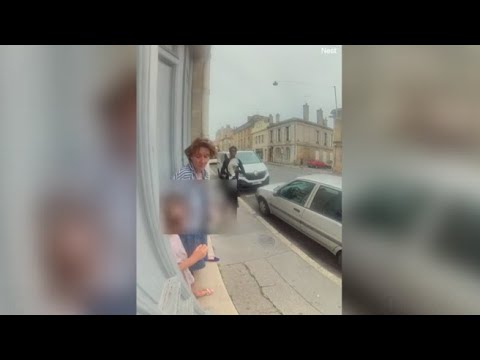 Nonna e nipote vittime di un’aggressione di «rara violenza»: il video che indigna la Francia