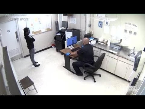 Usa: la violenza del poliziotto sul giovane detenuto, lo colpisce e lo sbatte a terra