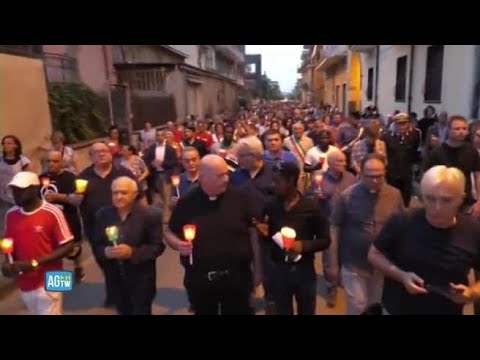 Fiaccolata di solidarietà a Pomigliano d’Arco per il clochard ucciso