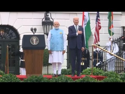 Momento di imbarazzo per Biden: si mette la mano sul cuore durante l’inno indiano