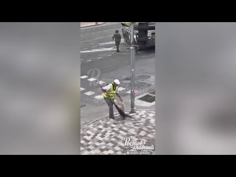 I carri armati della Wagner nel centro di Rostov, gli spazzini continuano imperterriti a pulire
