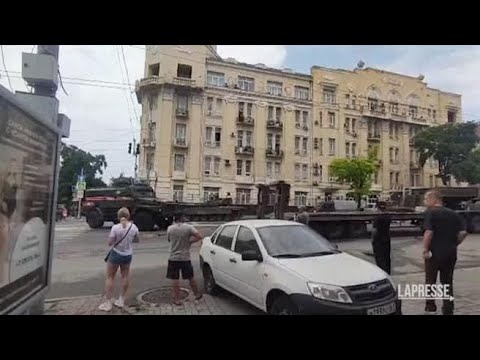 Russia: i carri armati della Wagner per le strade di Rostov, gli abitanti fanno video con i…