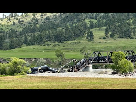 Crolla un ponte in Montana: coinvolto un treno che trasportava zolfo e asfalto
